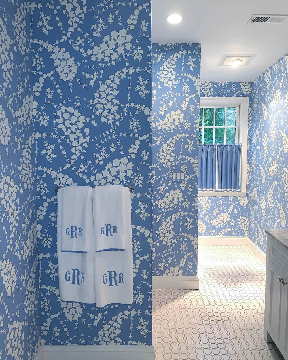 Lysette-Reverse-wallpaper-Griffith-Blythe